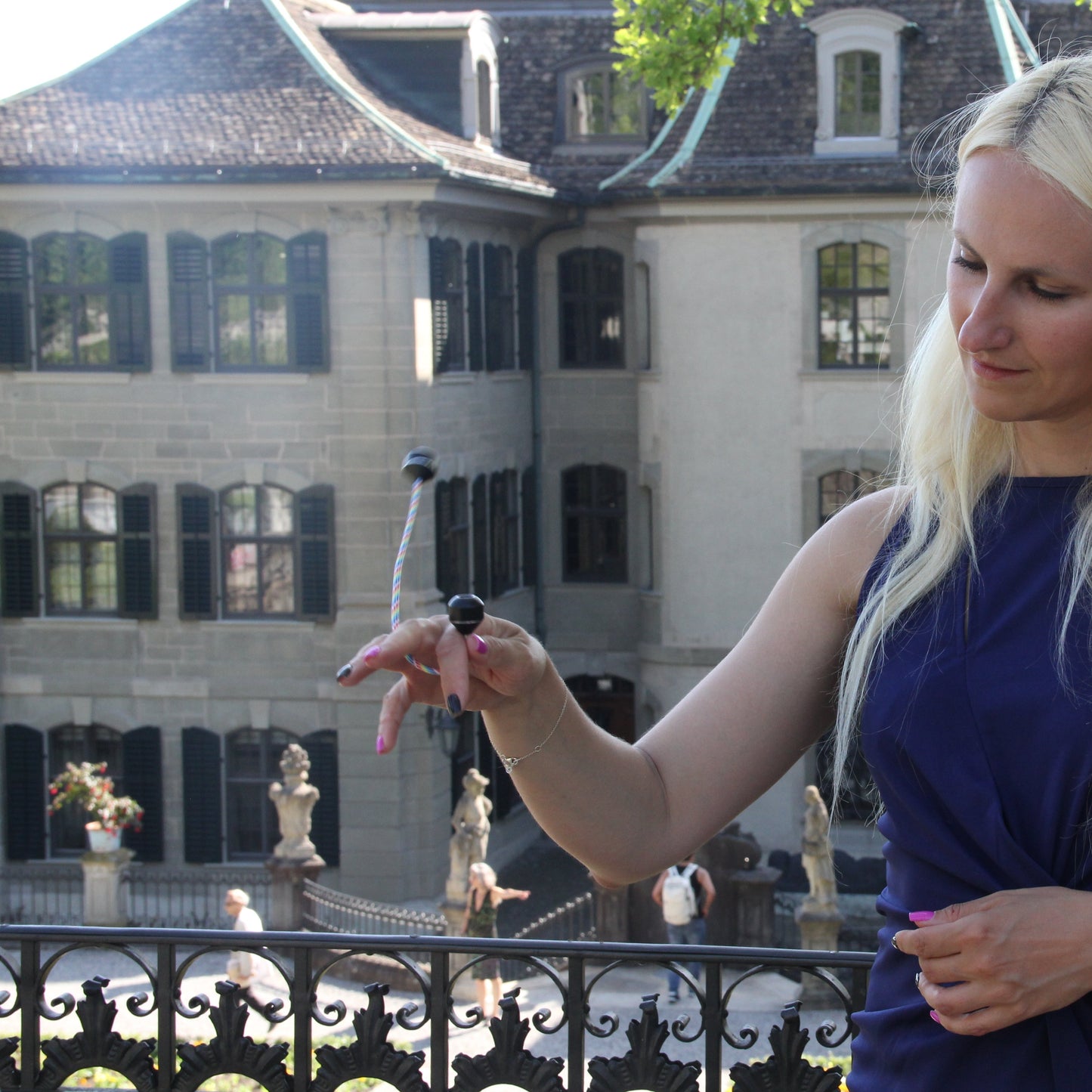 Blonde Frau schwingt lässig ihr Finger Jo-Jo.