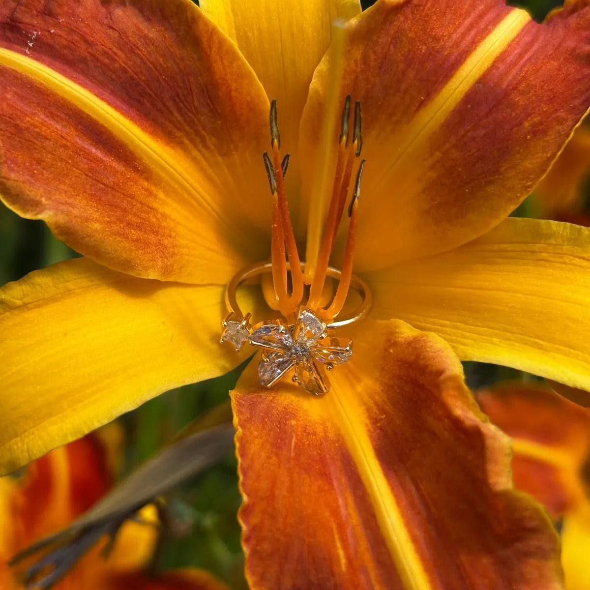 Drehbarer Anti Stress Ring mit floralem Design in Nahaufnahme, zeigt Details der Blütenform und funkelnde Oberfläche